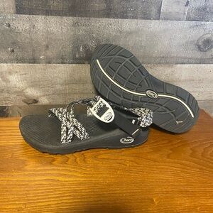 Chaco size 6 Black & White Webbing Sport Sandals